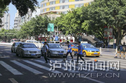 四川警察學(xué)院前的斑馬線沒有紅綠燈，但過往車輛見到有行人過斑馬線都會(huì)禮讓行人